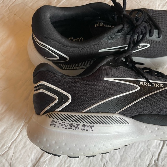 Brooks Men Black and White Athletic Running Shoes, size 12 - Picture 3 of 9